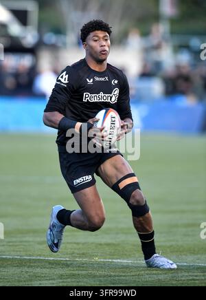 Noah Caluori of Saracens warming up before the Harlequins v Saracens ...