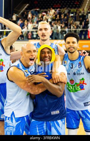 Deandre Lansdowne (ROSTOCK SEAWOLVES, #09), Elijah Mitrou-Long (Aris ...