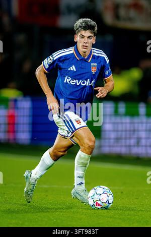 ROTTERDAM - Como defender Àlex Valle during the UEFA Champions League ...