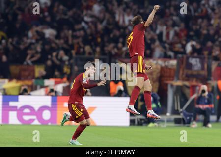 Marten De Roon of AS Roma celebrates after scoring the goal of 1-0 ...