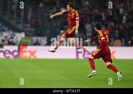 Marten de Roon of Roma celebrates scoring a goal 1-0 during the match ...