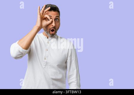 Man caucasian gray hair beard casual clothes looking through ok fingers gesture doing finger look, surprise expression, face shocked shock — studio po Stock Photo