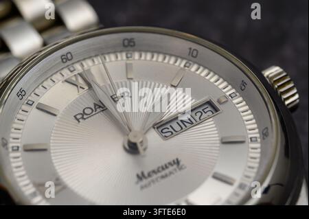The face of a wristwatch shows 2 o'clock and the date display SUN 25. Symbol image for the clock change on Sunday 25 October 2026, when clocks go back Stock Photo
