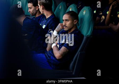 Match Real SEVILLA, SPAIN - OCTOBER 17: Raphinha (N11) dribbling surrounded by ...