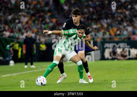Match Real SEVILLA, SPAIN - OCTOBER 17: Gavi (N6) runs the ball during La Liga ...