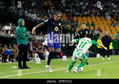 Match Real SEVILLA, SPAIN - OCTOBER 17: Raphinha (N11) dribbling surrounded by ...