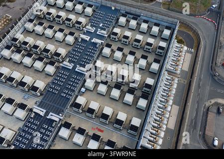 Rows of industrial cooling equipment cover the roof of this large Data Center building, which manages digital infrastructure and stores information du Stock Photo