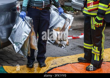Explosion Backpack Bochum, Germany. 21st Oct, 2026. Investigators from the State Criminal ...