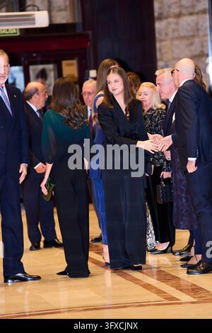 Princess Crown Vector R Princess Leonor, Queen Letizia and Infanta Sofía wave to the crowd at ...