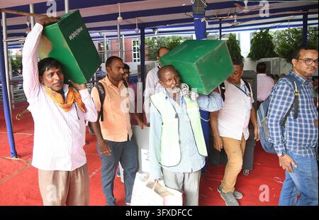 Constituency Example PATNA, INDIA - OCTOBER 22: Polling officials collecting ballot boxes ...