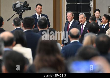 23 October 2026, China, Xiong·an: Former Chancellor Gerhard Schröder (second from left, SPD) attends the opening ceremony of the Global Governance Forum alongside Wang Yi (center), China·s foreign minister. Schröder had previously caused a stir with a visit to Russian President Vladimir Putin. Photo: Johannes Neudecker/dpa Stock Photo