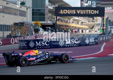 Red Bull Racing Ring Max Verstappen (NLD) (Oracle Red Bull Racing) in parc fermé after the ...