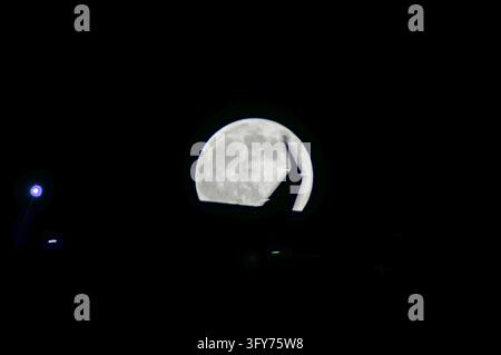 WASHINGTON, D.C., UNITED STATES - OCTOBER 25, 2026: Full Moon seen during the Full Hunter's Moon in Washington, D.C., United States. (Photo by Ariel PeÃ±a/JNA Press via Nexpher Images) Stock Photo