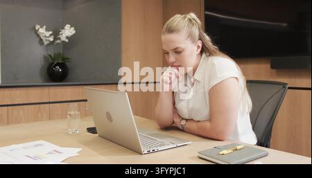 Lifestyle images indoor of people doing activities at office, using laptop and smiling, businesswoman working on project in office. working on a compu Stock Photo