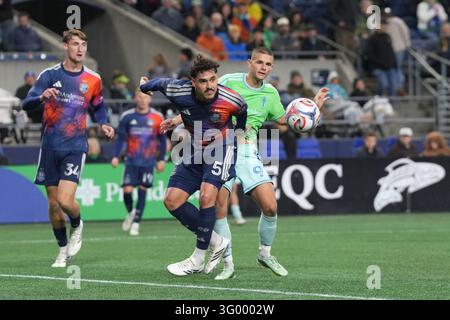 Dejan Joveljić #9 of Seattle Sounders FC and Lucas Halter #5 of Houston ...