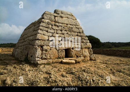 dh Naveta burial chamber tomb NAVETA DES TUDONS MENORCA PreTalayotic oldest roofed building in Spain ancient site Stock Photo