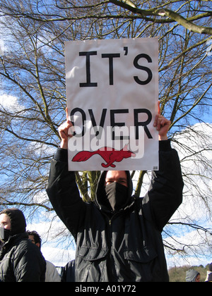 ANTI HUNTING SABOTEUR AT MEET OF OLD SURREY HUNT IN 2005 Stock Photo