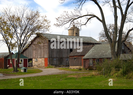 Vintage Wisconsin dairy farm with traditional red barn and silo's Stock ...
