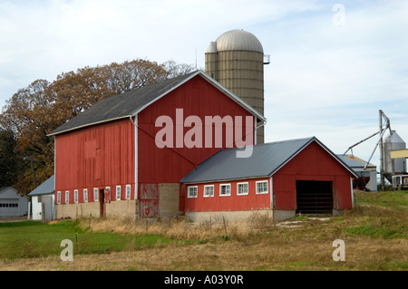 Vintage Wisconsin dairy farm with traditional red barn and silo's Stock ...
