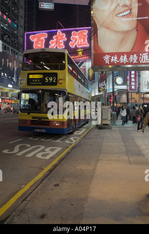 dh Yee Wo Street CAUSEWAY BAY HONG KONG Night shoppers bus oriental calligraphy advertising signs neon sign shopper Stock Photo