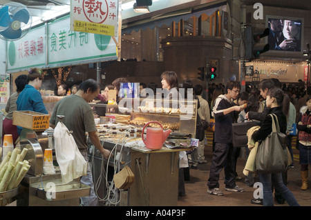 dh Chinese fastfood shop CAUSEWAY BAY HONG KONG Crowds customers stall cook fast food hk china street vendor outside asia Stock Photo