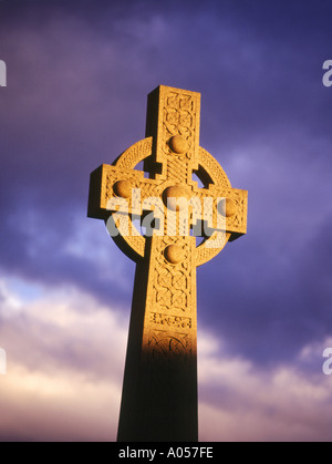 dh  CELTIC SCOTLAND Celtic cross war memorial monument Dingwall tribute scottish stone Stock Photo
