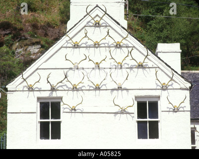 dh  BERRIEDALE CAITHNESS Hunting lodge with antlers on side of house deer antler Stock Photo