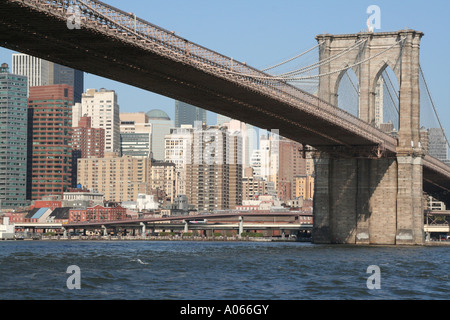 Spanning the East River from Brooklyn to Manhattan, the Brooklyn Bridge, New York Stock Photo