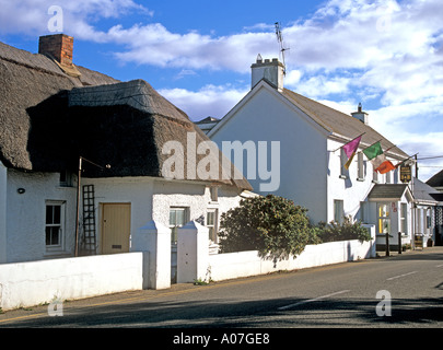 KILMORE QUAY CO WEXFORD REPUBLIC OF IRELAND EUROPE October One of the many white washed thatched cottages Stock Photo