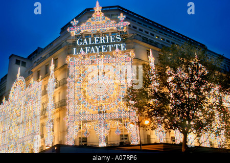 Paris, France, Crowd People Walking, French Department Store, Galeries  Lafayette, Ave. Champs-Elysées, Outside, Street Scene Stock Photo - Alamy
