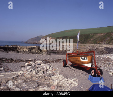 A fishing boat in the tiny harbour at Portwrinkle  Cornwall Stock Photo