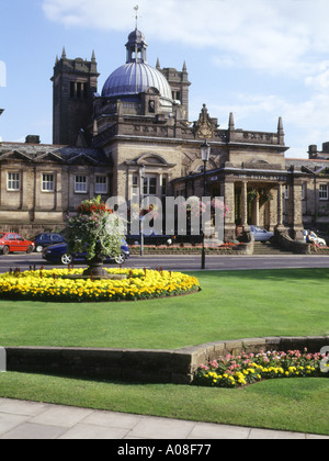 dh Royal Baths HARROGATE NORTH YORKSHIRE Royal Bath house and flower display spa uk Stock Photo