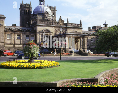 dh Royal Baths HARROGATE NORTH YORKSHIRE Royal Bath house and flower display town Stock Photo