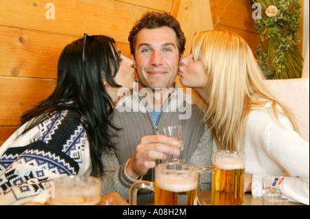 Junge Leute beim Apres-ski in einer Skihuette, young people celebrating apres ski at ski hut Stock Photo