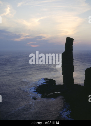 dh Old Man of Hoy HOY ORKNEY Seatack cliffs sunset Atlantic Ocean dusk sun set sea stack