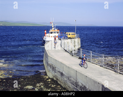 dh Mo Ness pier HOY ORKNEY Graemsay ferry cyclists riding scottish islands cycling scotland two people couple bike Stock Photo
