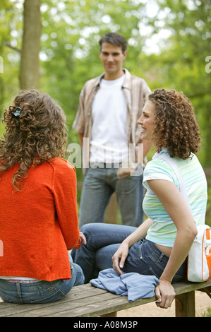 Freund flirtet mit frauen