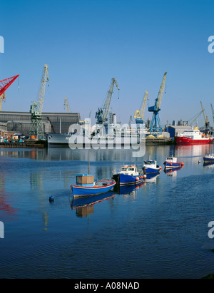 Pleasure craft with Swan Hunter's ship yards beyond, Wallsend, Tyneside, Tyne and Wear, England, UK. Stock Photo