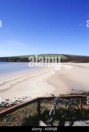 dh Beach bay ORPHIR WAULKMILL BAY ORKNEY SCOTLAND Parked bicycle bird watcher sandy Stock Photo