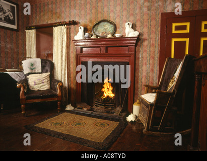 dh Kirbuster Farm Museum BIRSAY ORKNEY Edwardian sittingroom with Orkney chair and fireplace living room interior Stock Photo