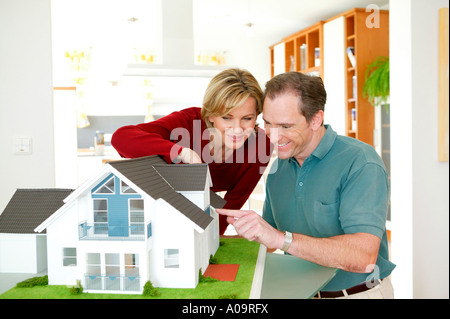 Paar mit einem Modellhaus, couple with house model Stock Photo