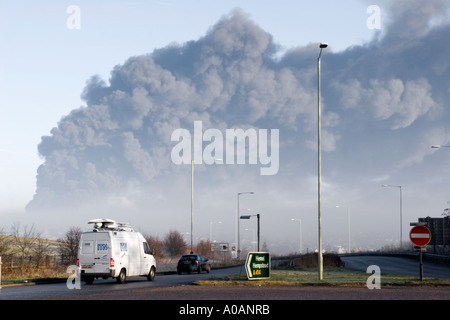 ITN news van Buncefield Oil Depot Fire Hemel Hempstead Hertfordshire Stock Photo