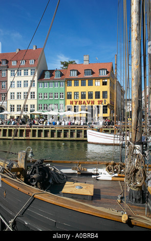 Moored sailboats, Nyhavn 17 cafe with crowded quayside, Nyhavn, Copenhagen, Denmark Stock Photo