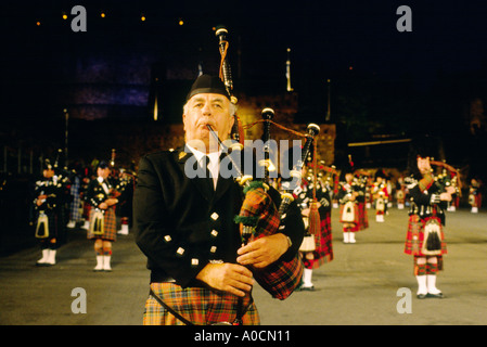 Piper playing Scottish bagpipes on esplanade of Edinburgh Castle at annual Edinburgh Military Tattoo, Scotland, UK Stock Photo