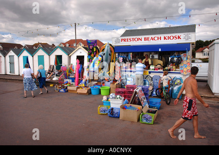 THE PRESTON BEACH KIOSK ALONGSIDE BEACH HUTS ON THE PROMENADE AND MARINE PARADE AT PAIGNTON DEVON UK Stock Photo