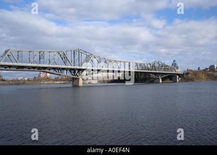 Alexandra bridge, National Gallery of Canada Ottawa River  November 2006 Stock Photo