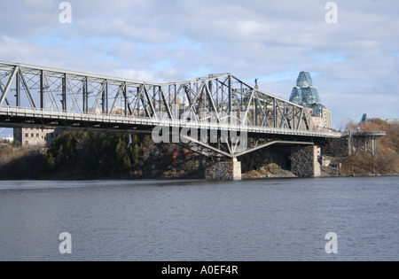 Alexandra bridge, National Gallery of Canada Ottawa River  November 2006 Stock Photo