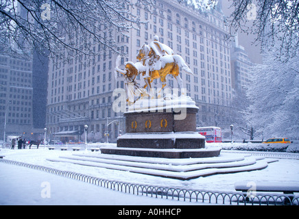 New York City Grand Army Plaza  and Plaza Hotel exterior. William Tecumseh Sherman golden monument and Midtown Manhattan Fifth Avenue in a snowstorm. Stock Photo