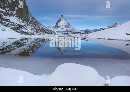 Matterhorn spiegelt sich im Riffelsee, Zermatt, Wallis, Schweiz | Stock Photo