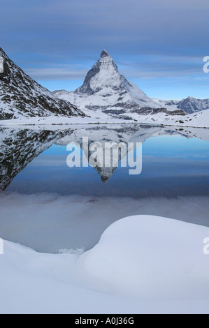 Matterhorn spiegelt sich im Riffelsee, Zermatt, Wallis, Schweiz | Stock Photo